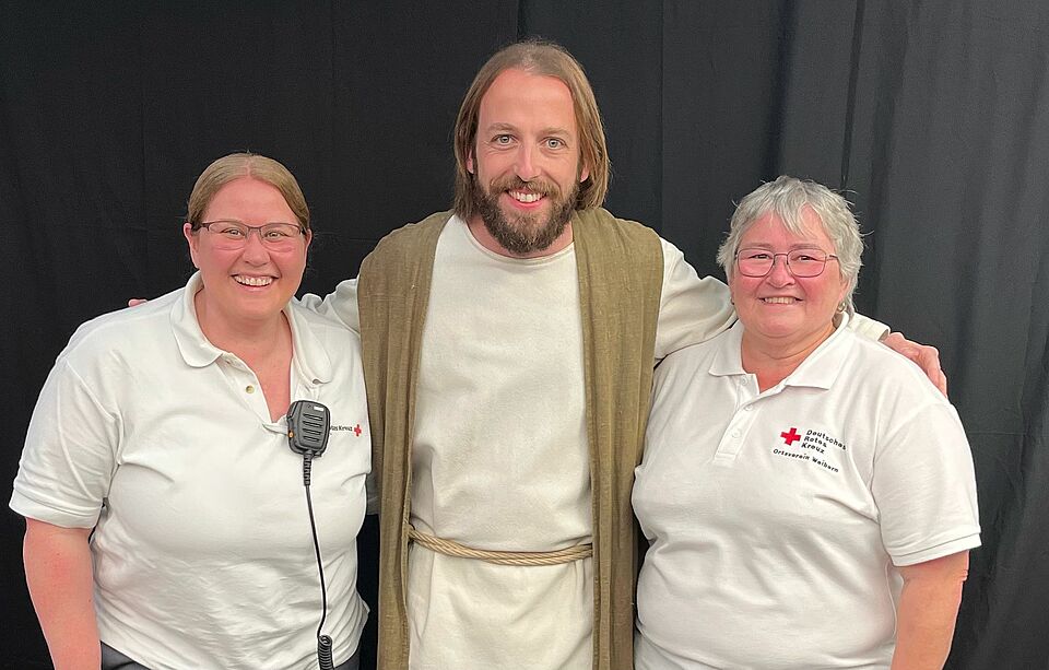 Passionsspiele Rieden Sanitäter mit Jesus Darsteller